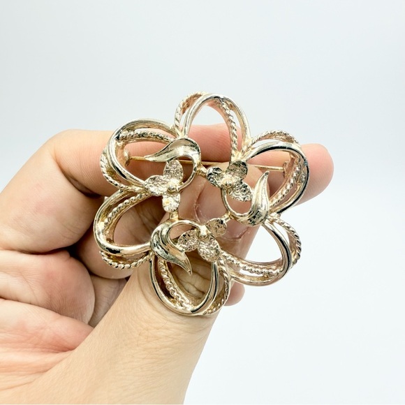 1974 Sarah Coventry Gold Tone Fleurette Brooch - Picture 1 of 6